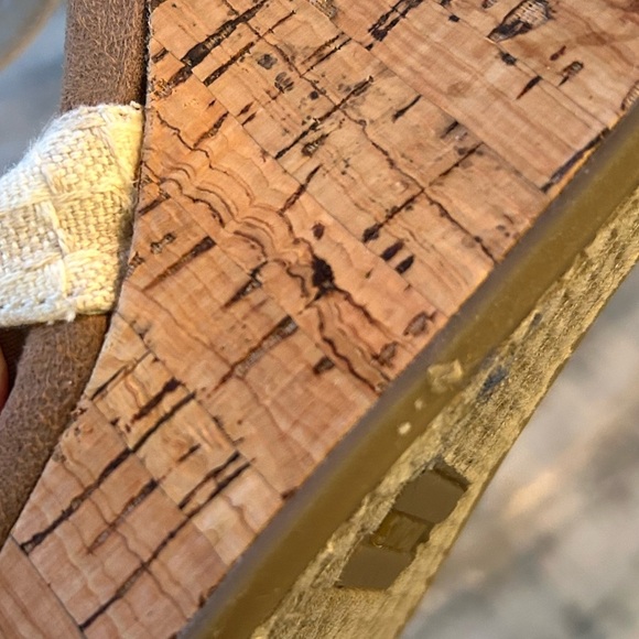 Toms Women Size 6 Wedge Sandal Light beige cream pattern at toes 3.5” heel - Picture 3 of 10